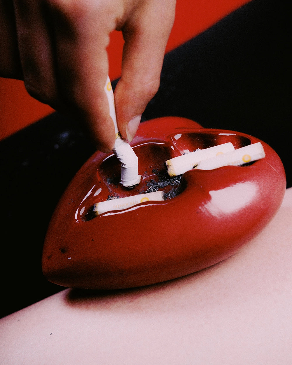 FFURNI Hurt ceramic heart-shaped ashtray - side view with cigar rest